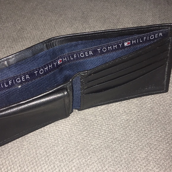 Tommy Hilfiger black leather Wallet - Picture 3 of 6